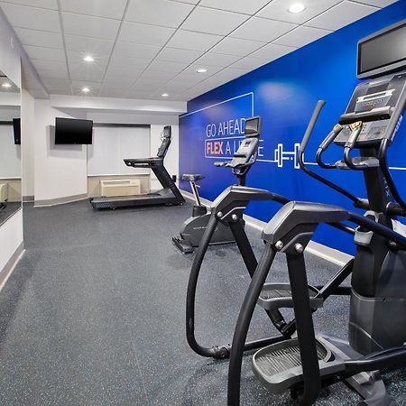 Holiday Inn Express & Suites Milwaukee Nw - Park Place By Ihg Exteriér fotografie