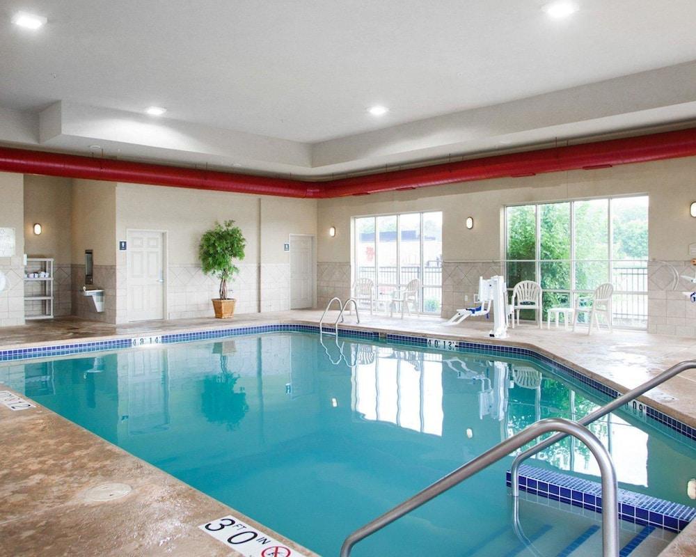Holiday Inn Express & Suites Milwaukee Nw - Park Place By Ihg Exteriér fotografie