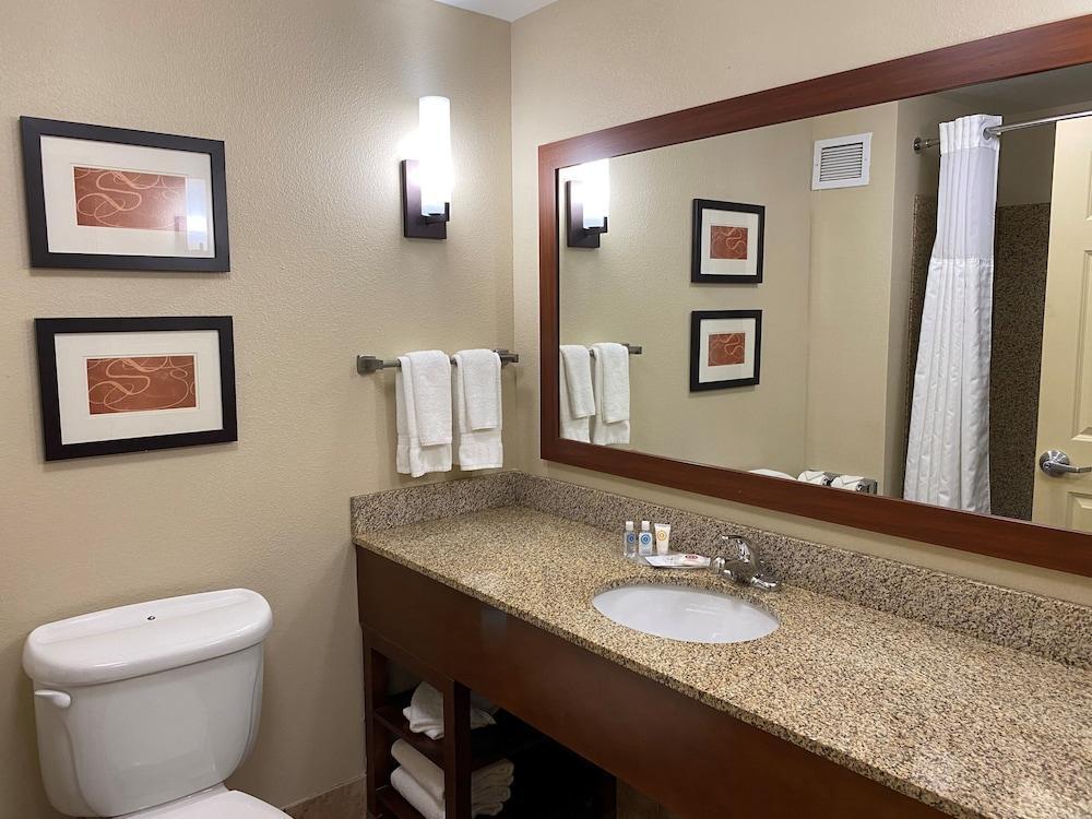 Holiday Inn Express & Suites Milwaukee Nw - Park Place By Ihg Exteriér fotografie