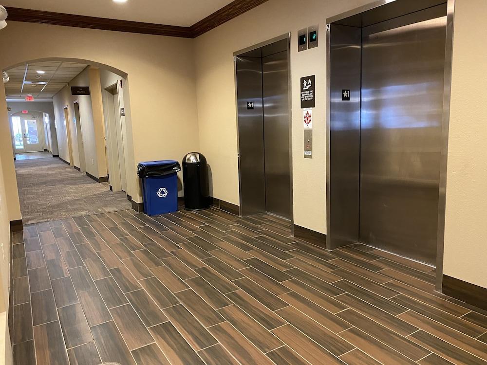 Holiday Inn Express & Suites Milwaukee Nw - Park Place By Ihg Exteriér fotografie