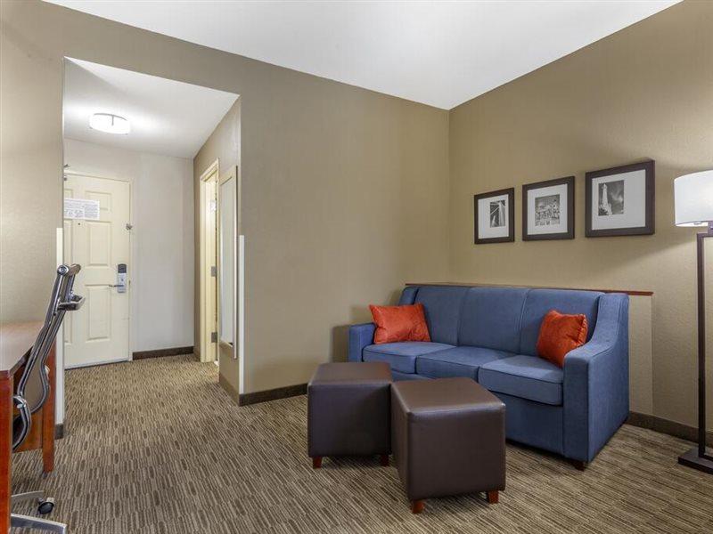 Holiday Inn Express & Suites Milwaukee Nw - Park Place By Ihg Exteriér fotografie