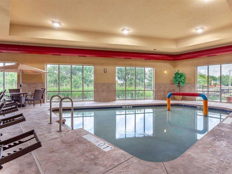 Holiday Inn Express & Suites Milwaukee Nw - Park Place By Ihg Exteriér fotografie