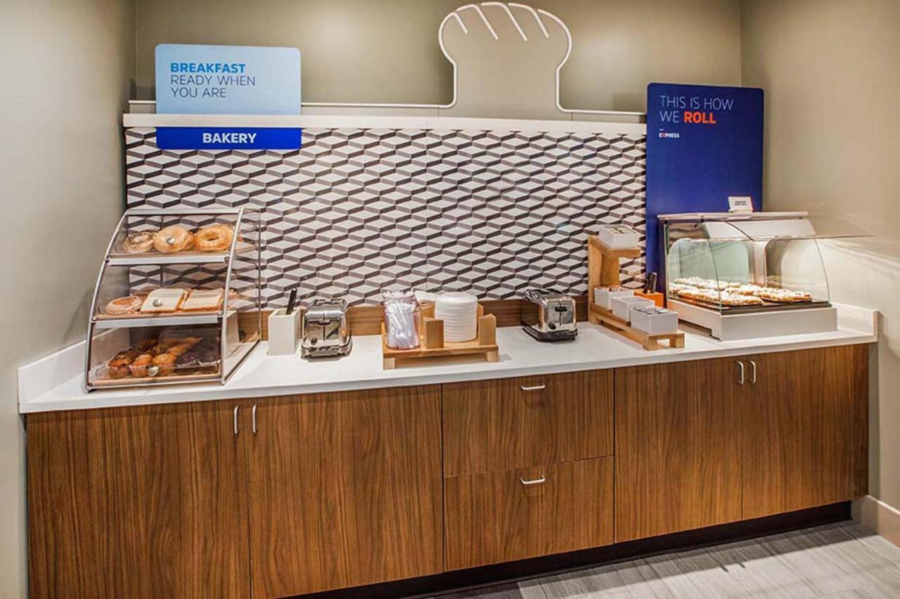 Holiday Inn Express & Suites Milwaukee Nw - Park Place By Ihg Exteriér fotografie