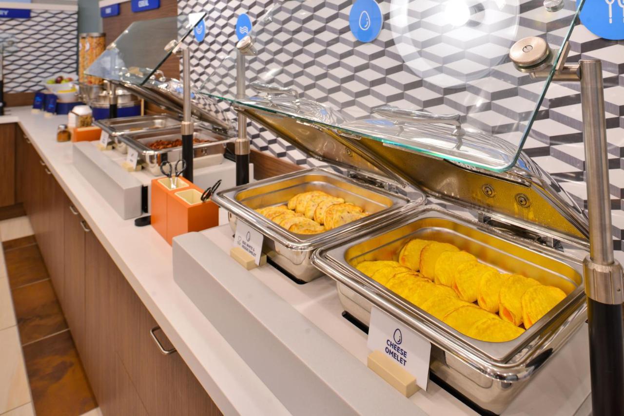 Holiday Inn Express & Suites Milwaukee Nw - Park Place By Ihg Exteriér fotografie