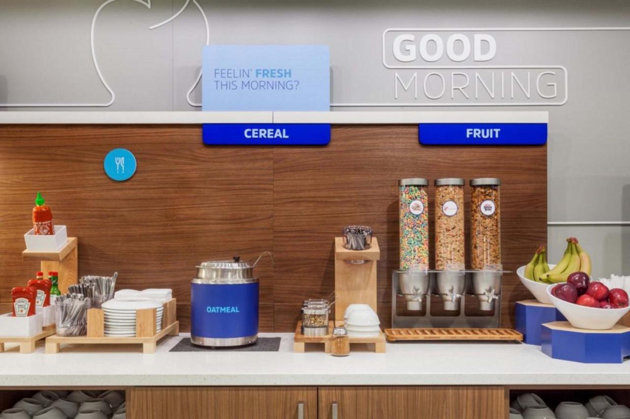 Holiday Inn Express & Suites Milwaukee Nw - Park Place By Ihg Exteriér fotografie