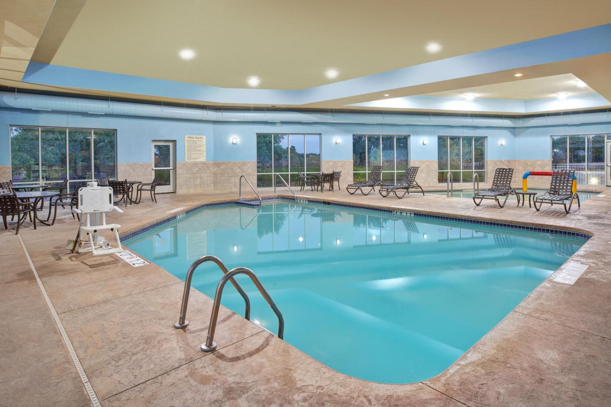Holiday Inn Express & Suites Milwaukee Nw - Park Place By Ihg Exteriér fotografie
