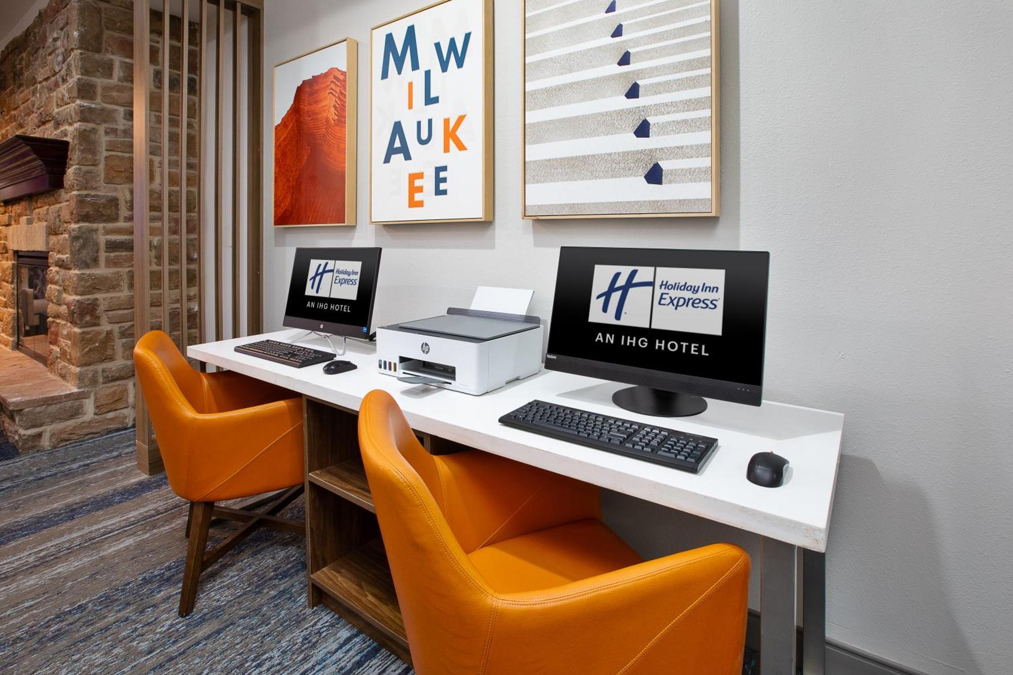 Holiday Inn Express & Suites Milwaukee Nw - Park Place By Ihg Exteriér fotografie