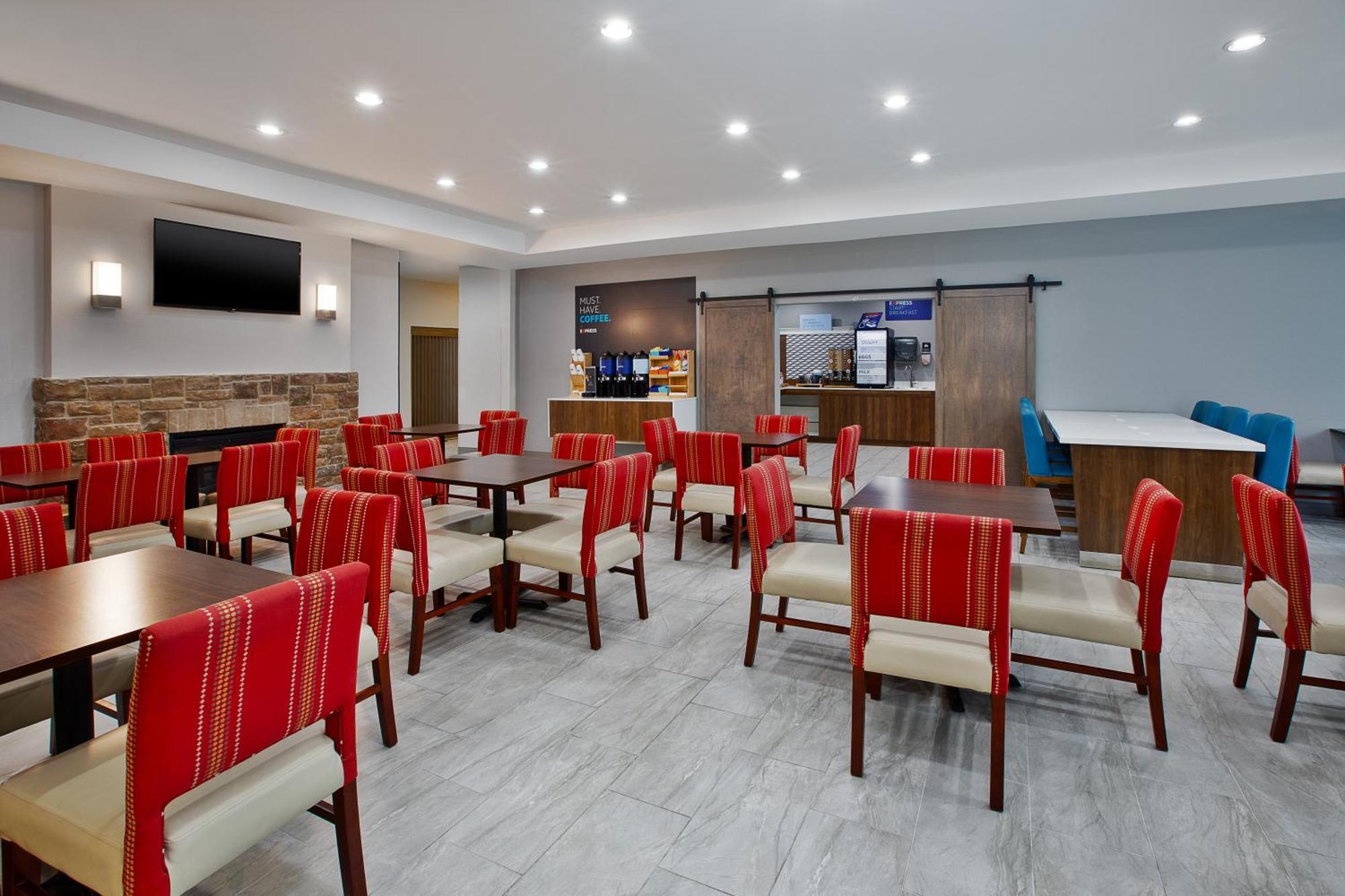 Holiday Inn Express & Suites Milwaukee Nw - Park Place By Ihg Exteriér fotografie