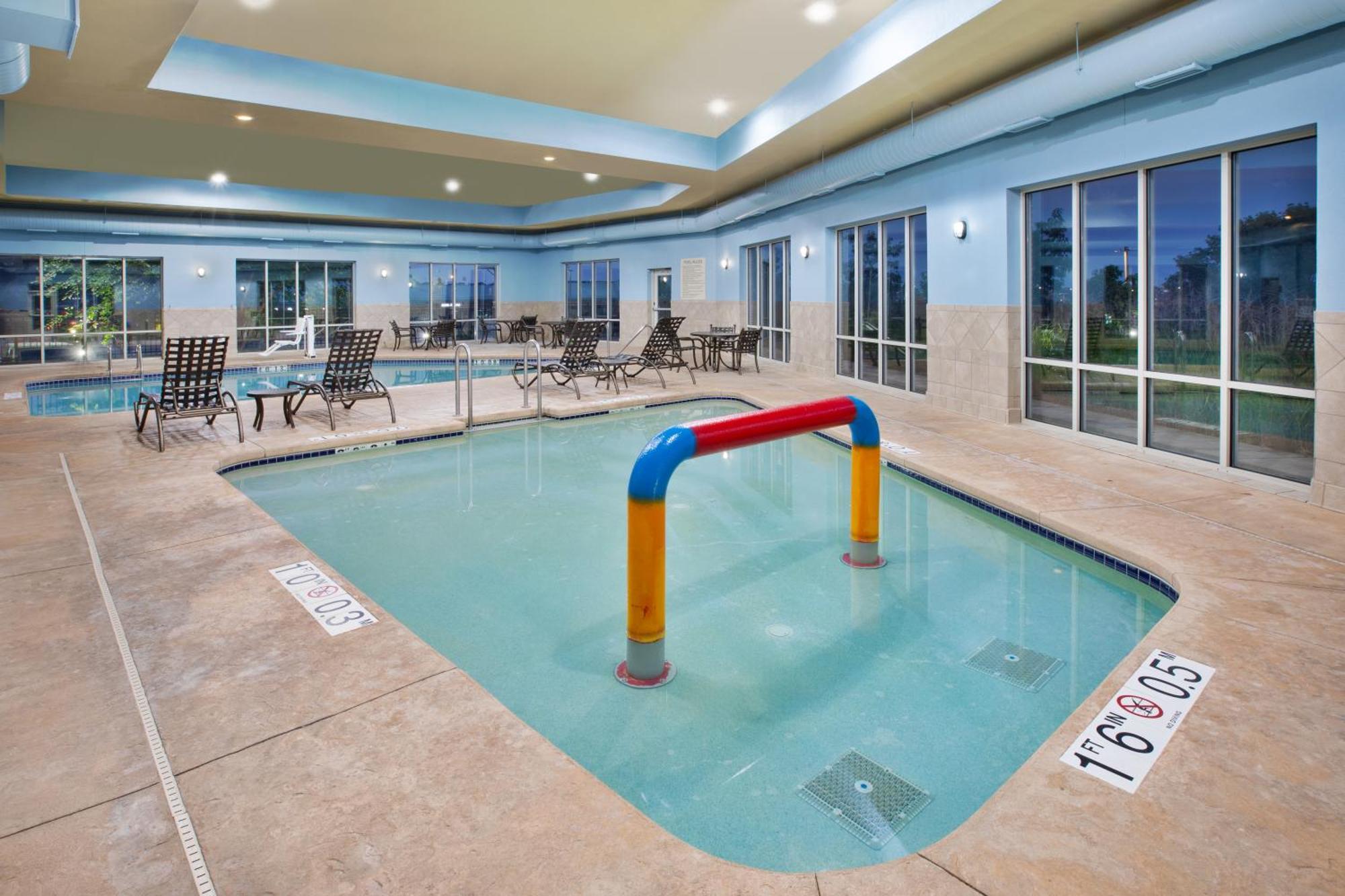 Holiday Inn Express & Suites Milwaukee Nw - Park Place By Ihg Exteriér fotografie