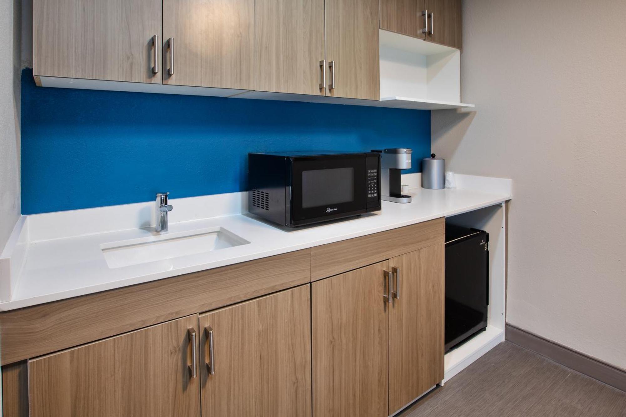 Holiday Inn Express & Suites Milwaukee Nw - Park Place By Ihg Exteriér fotografie
