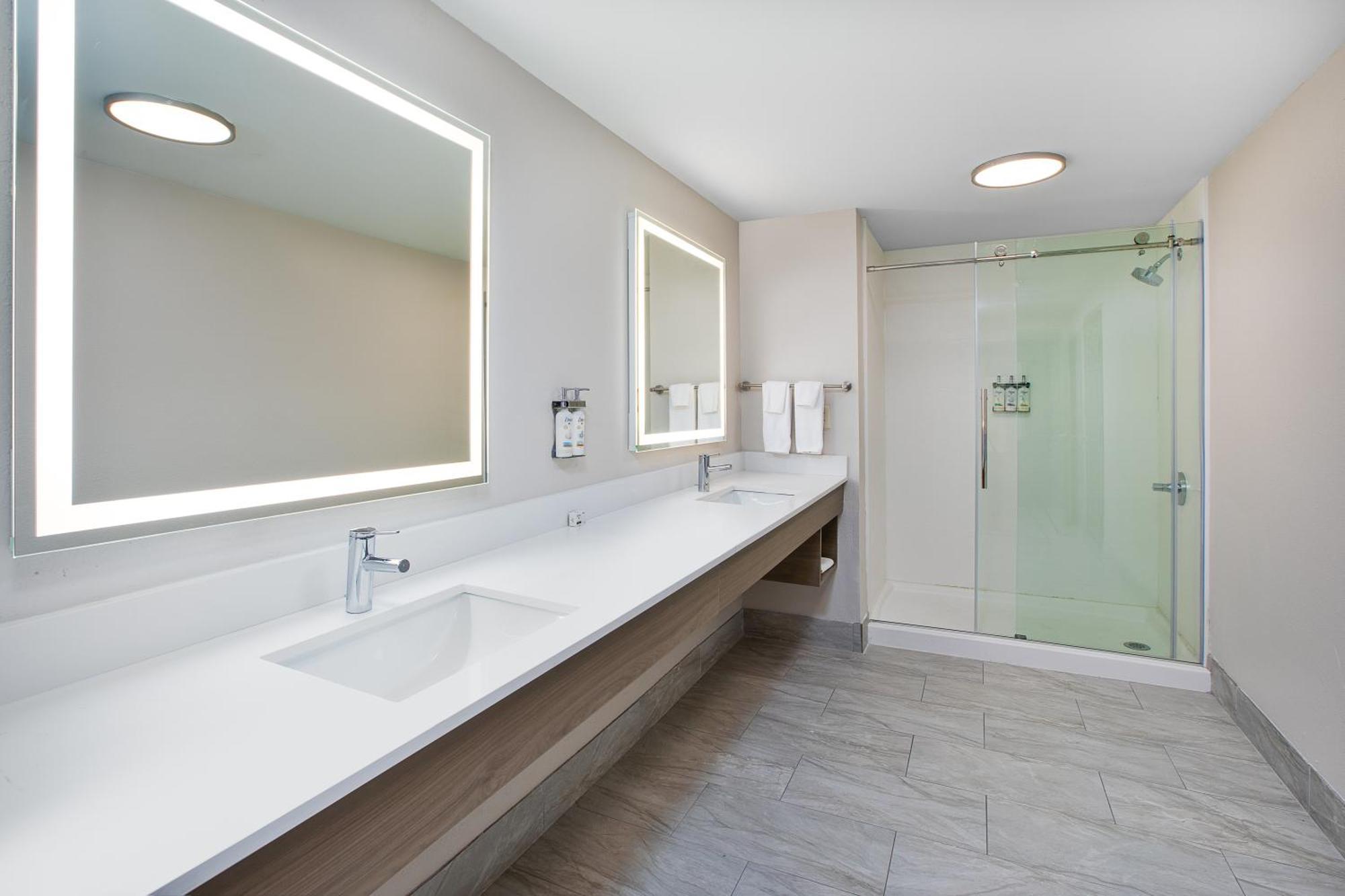 Holiday Inn Express & Suites Milwaukee Nw - Park Place By Ihg Exteriér fotografie