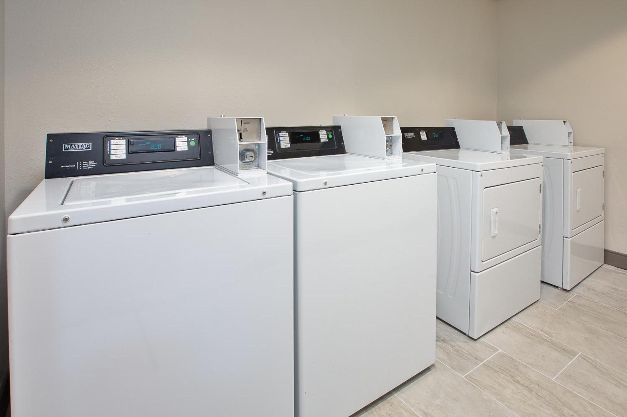 Holiday Inn Express & Suites Milwaukee Nw - Park Place By Ihg Exteriér fotografie