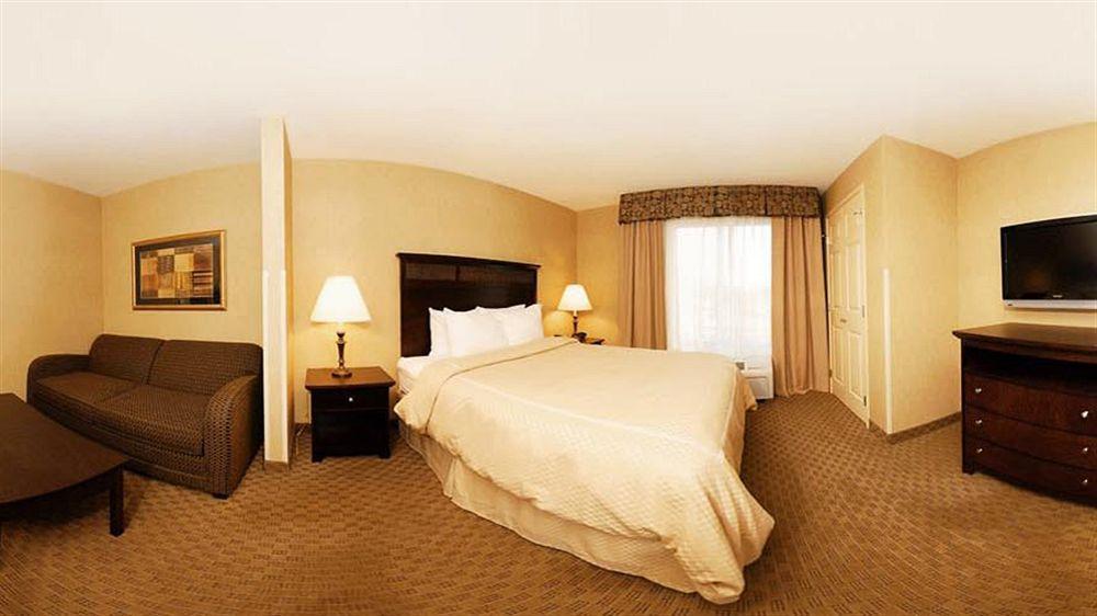 Holiday Inn Express & Suites Milwaukee Nw - Park Place By Ihg Exteriér fotografie