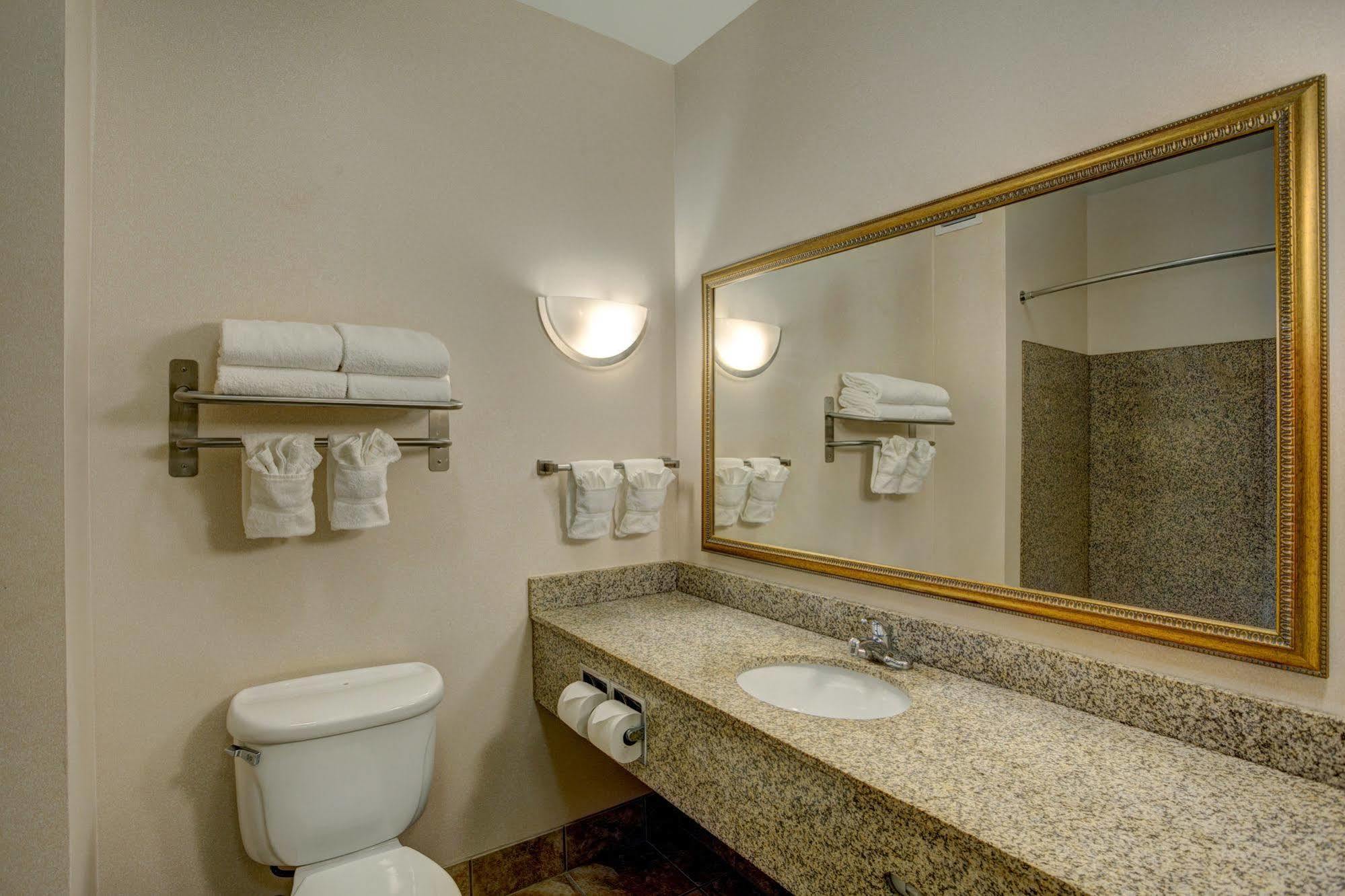 Holiday Inn Express & Suites Milwaukee Nw - Park Place By Ihg Exteriér fotografie