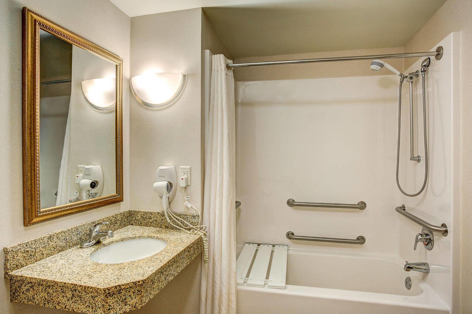 Holiday Inn Express & Suites Milwaukee Nw - Park Place By Ihg Exteriér fotografie